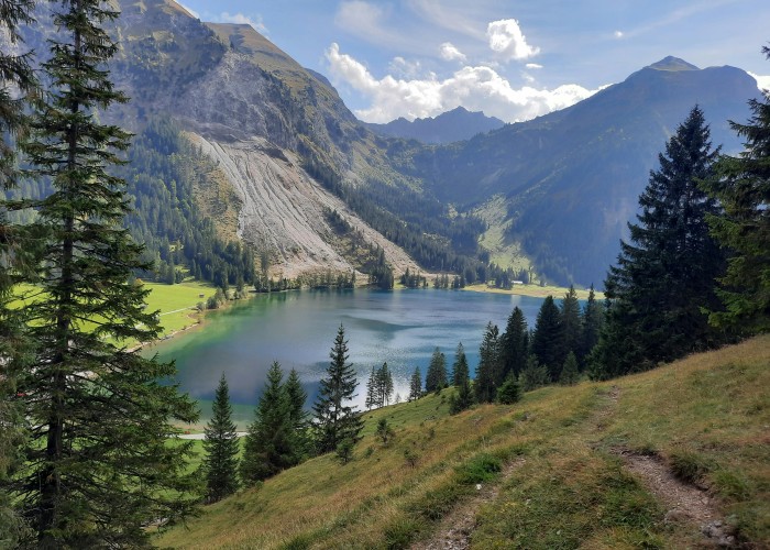 Oeschinensee Lake Trail – Loop by a Turquoise Alpine Lake Near Kandersteg