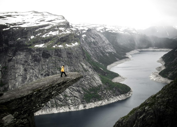 Titlis Cliff Walk – The Highest Suspension Footbridge in Europe at Over 3,000 m Altitude with Glacier Views