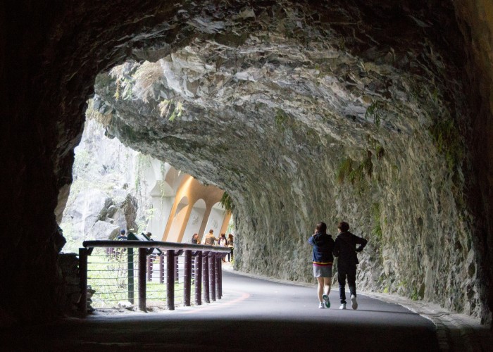 Limmernsee Tunnel Hike — A Hidden Trail to Limmernsee Lake, Perfect for Adventurous Hikers