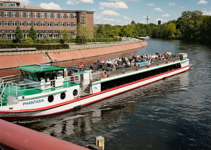 Hamburg Amphibious Boat-and-Land Sightseeing Tours, Tour & Trek