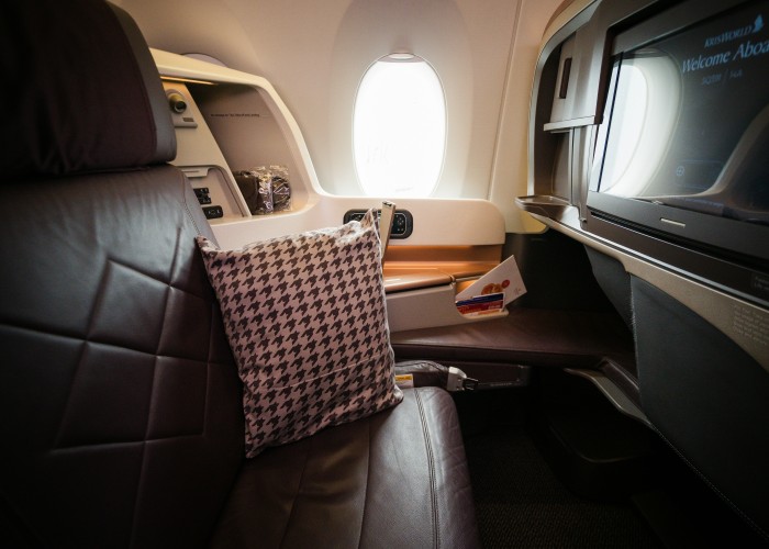 Best Airlines with Flat Bed Seats in Economy: Comfort-Focused Guide for Long Flights