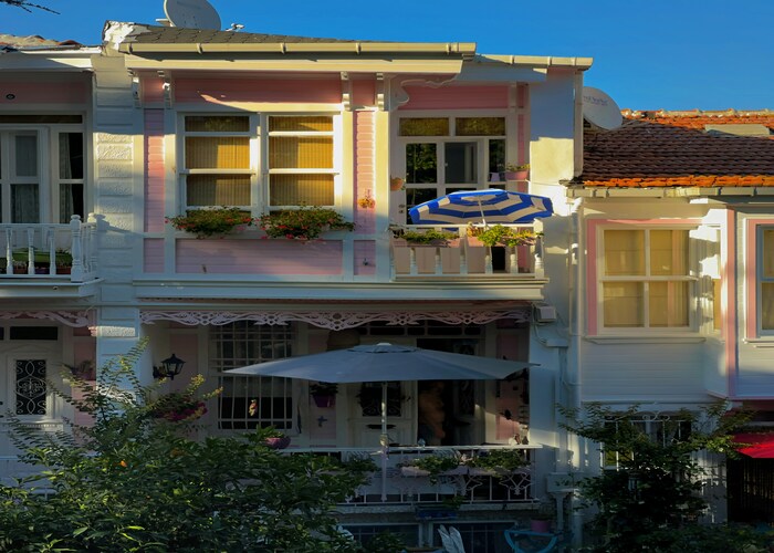 Luxury Second Homes for Frequent Travelers Who Want More Than Hotels