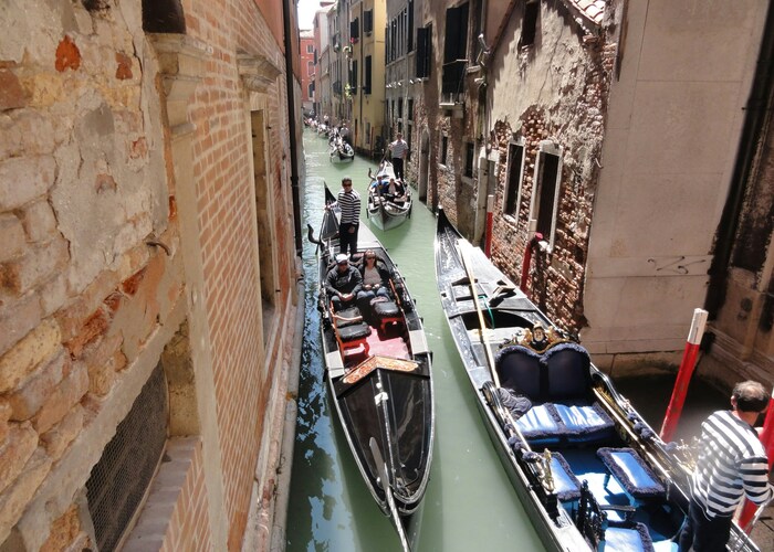 Private Gondola Rides in Venice Italy: A Timeless Journey Through Romance, History, and Quiet Canals