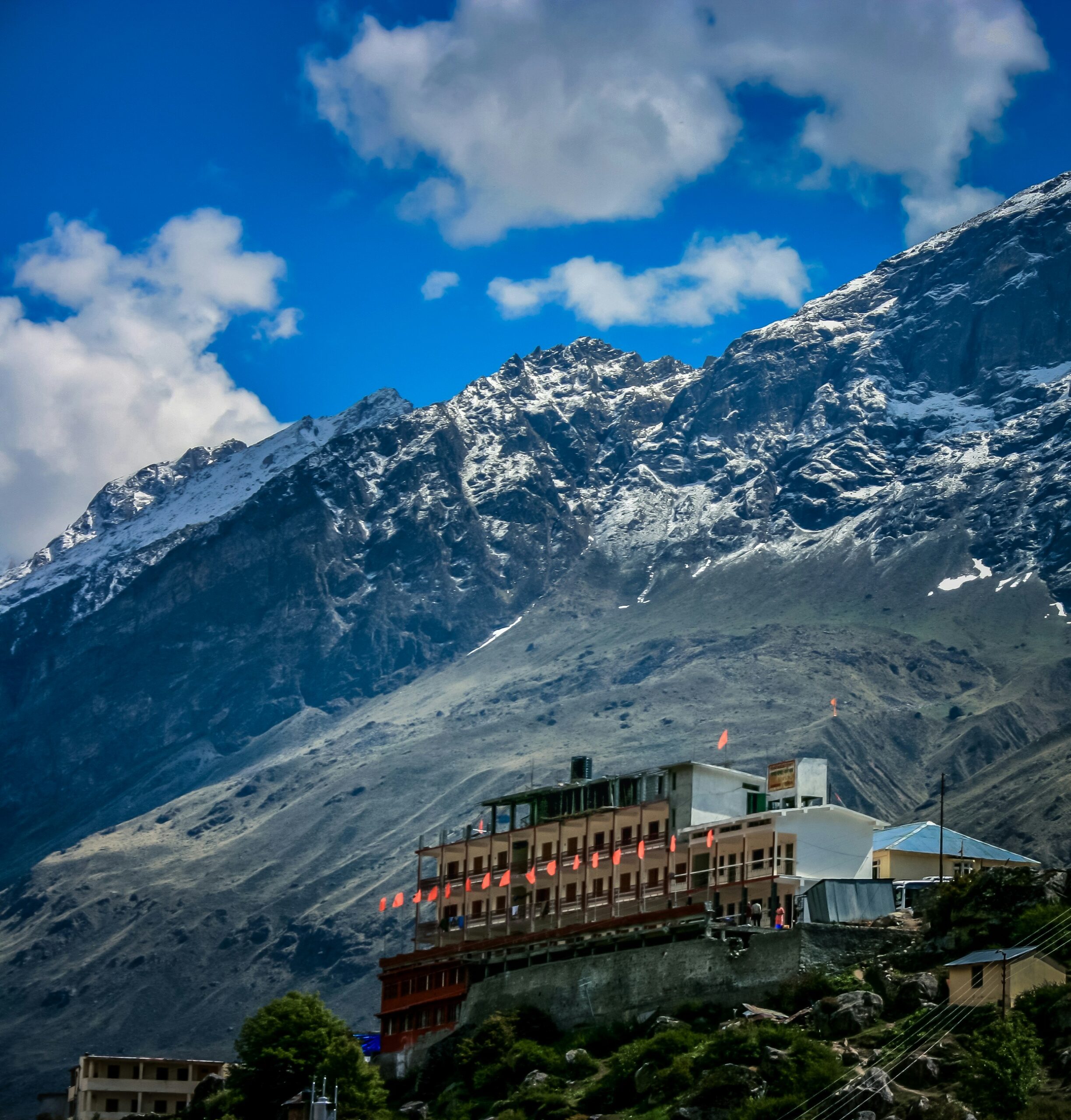 High-Altitude Luxury Resorts in the Himalayas: Where Comfort Meets the Clouds